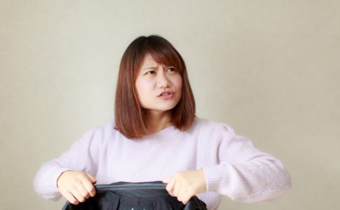服を持つ女性
