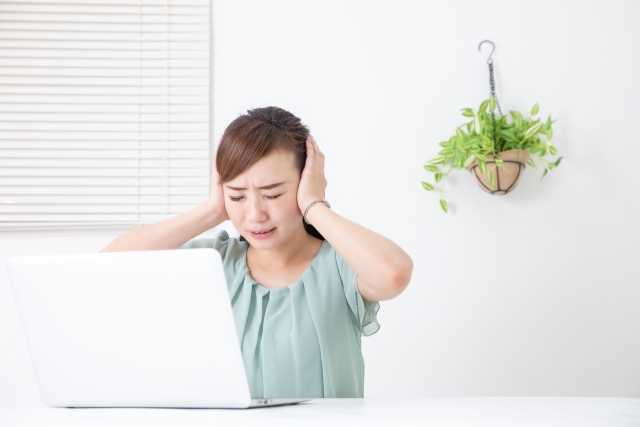 耳をおさえる女性
