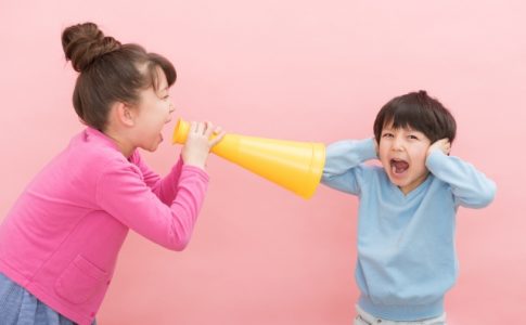 メガホンで男の子に叫ぶ女の子