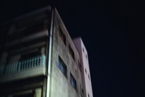 暗闇に浮かぶアパート