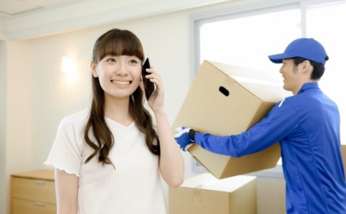 電話をかける女性