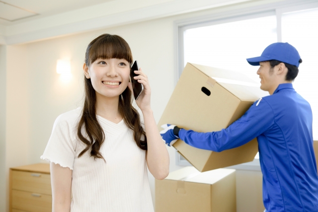 電話をかける女性