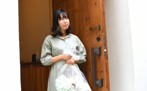 ゴミ出しをする女性