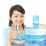 コップを持つ女性