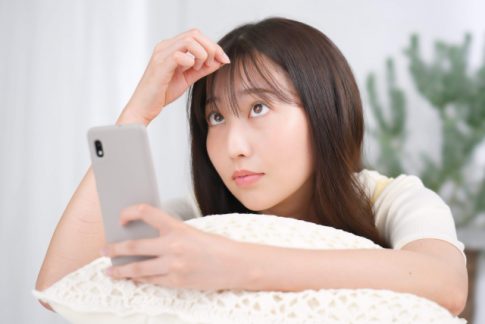 スマホを眺める女性