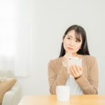 部屋で考える女性
