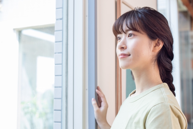 窓の外を見る女性