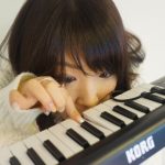 ピアノを弾く