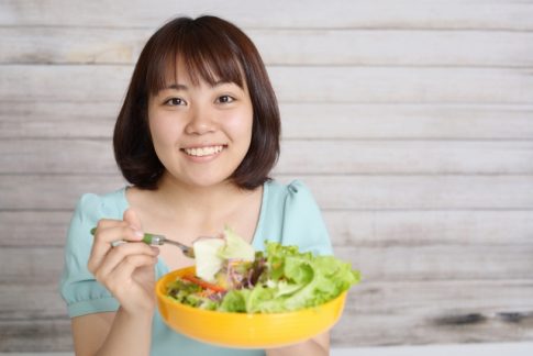 サラダを食べる